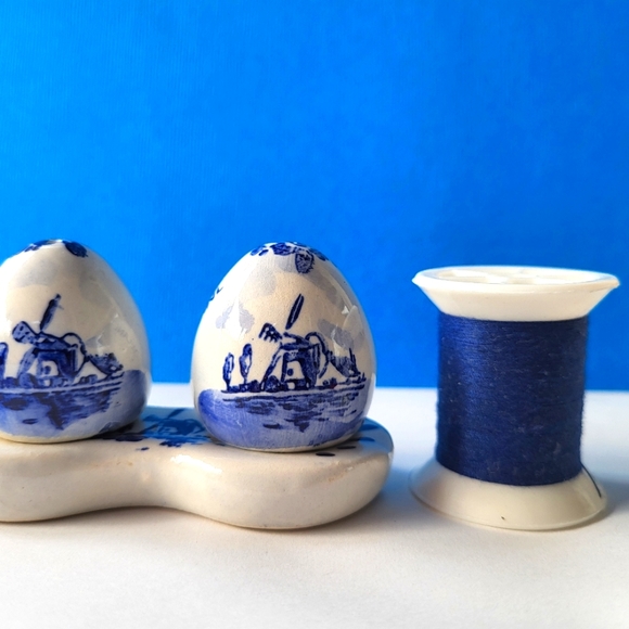 60th Vintage  Delft Blue Holland egg-shaped salt and pepper shackers with tray - Picture 5 of 7